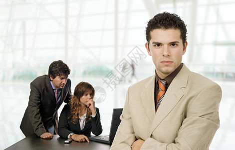 在办公室工作的青年商业团队图片