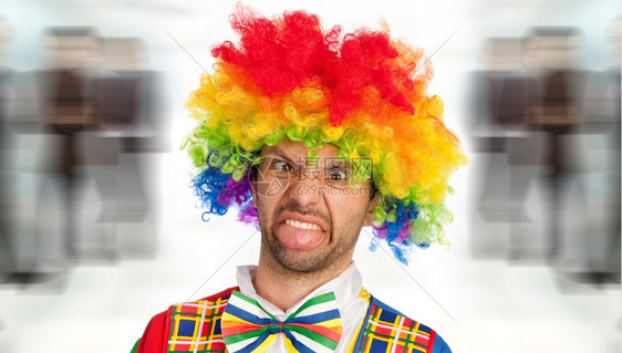 傻的小丑做一张脸演制片图片