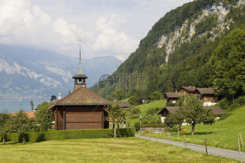 位于瑞士的湖和山木制教堂图片