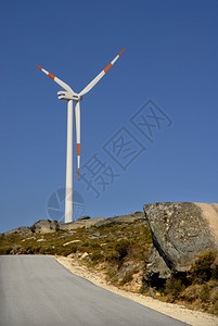 山上有风力涡轮机的公路照片图片