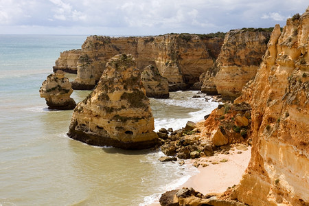 美丽的沙滩在阿尔加夫Portugal以南高清图片