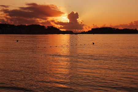 日落从Baion海滩加丽西亚班牙图片
