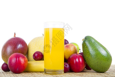 白背景上的水果和汁图片