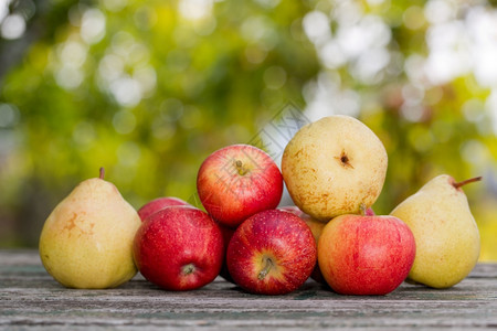 木桌上的苹果和梨子图片