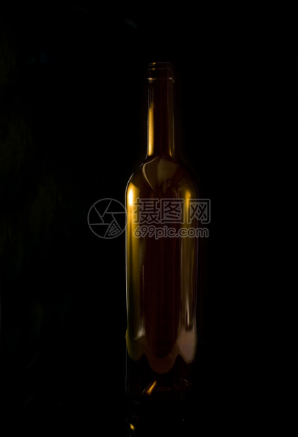 深色背景的葡萄酒瓶子光影图片