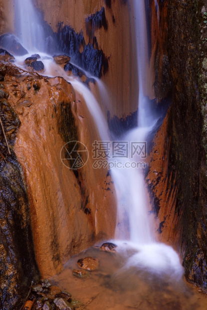 森林中美丽的瀑布长期接触隔离岛屿中的美丽瀑布图片