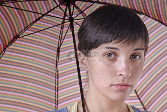 带着彩色雨伞的黑发女孩图片