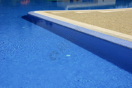 蓝色游泳池水细质和反光图片