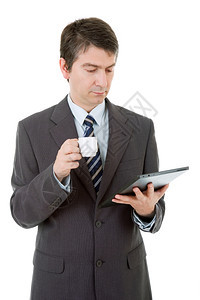 一位商人的肖像看着平板电脑拿一杯咖啡与世隔绝图片