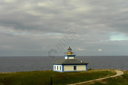 西班牙北部海岸的小型灯塔图片