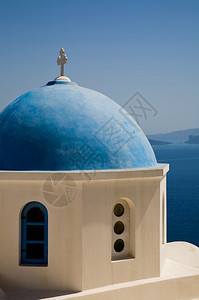 在希腊群岛桑托里尼上的小型教堂图片