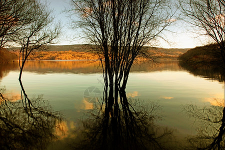 西班牙以北日落时秋水在湖边的洪图片