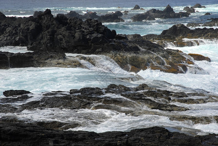 在海浪横冲直撞的岸上岩石图片