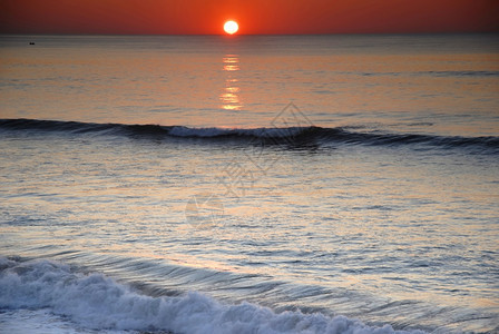 北葡萄牙海岸的橙色日落图片