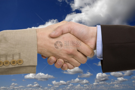 商业团队与作为背景的天空握手图片