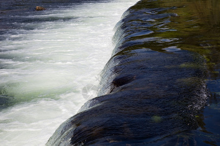 位于葡萄牙公园的河流瀑布图片