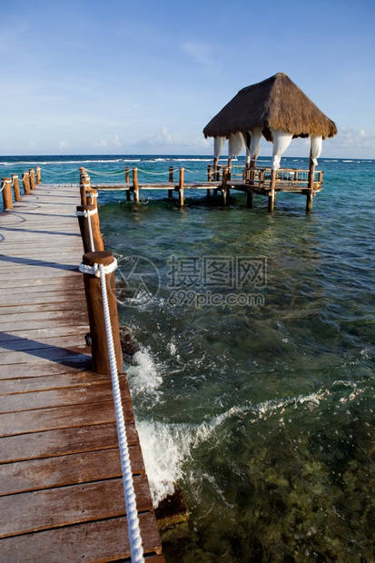 在墨西哥Yucatn半岛的criben海的木头码图片