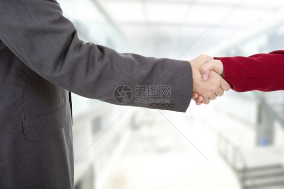 夫妻双方在办公室握手图片