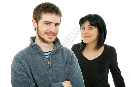 年轻零食夫妇在一起孤立白色的后春草上图片