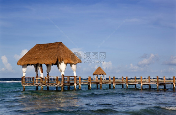 在墨西哥Yucatn半岛的criben海的木头码图片