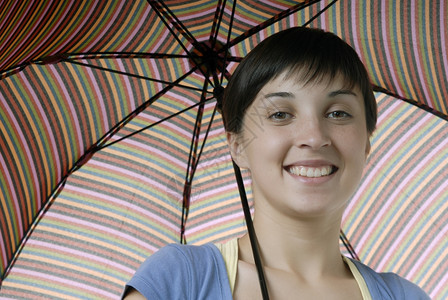 带着彩色雨伞的黑发女孩图片