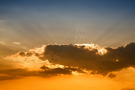 日落和橙色的乌云图片