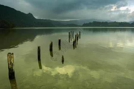 在佐勒斯岛SaoMiguel岛的湖中图片