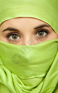 女青年用绿色面纱贴近画像图片