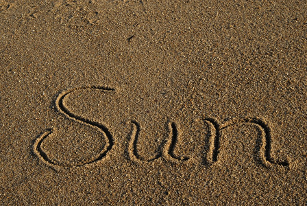 沙滩上的太阳字旅行概念图片