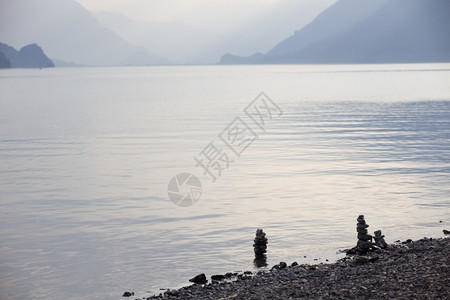 位于瑞士威切兰布赖恩兹的一个瑞士湖上小石头图片