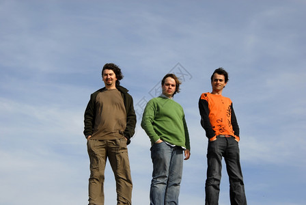 三名临时青年男子天空为背景图片