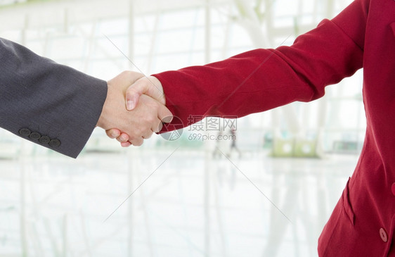 夫妻双方在办公室握手图片