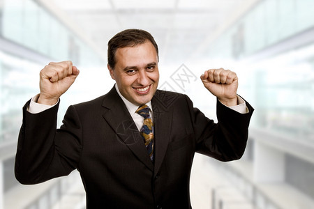成功的生意人开放手臂在办公室图片