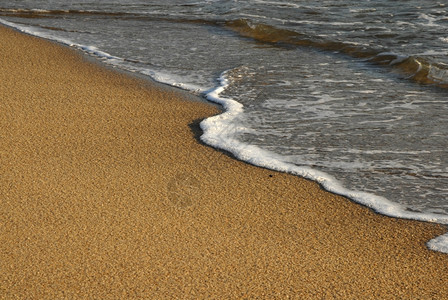 沙滩上的波浪图片