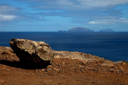 在海平线上与沙漠群岛进行海岸观察背景图片