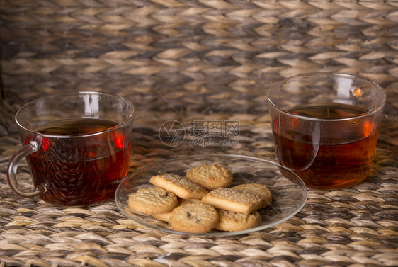 木背景面前的桌上茶和饼干图片