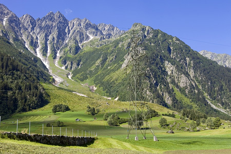 横跨苏维埃阿尔卑斯山的电线塔图片