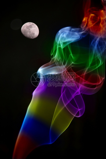 抽象的颜色烟雾和月亮在天空中图片