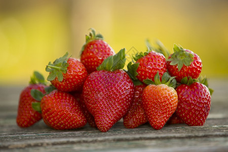 花园rqus表格上的草莓户外图片图片