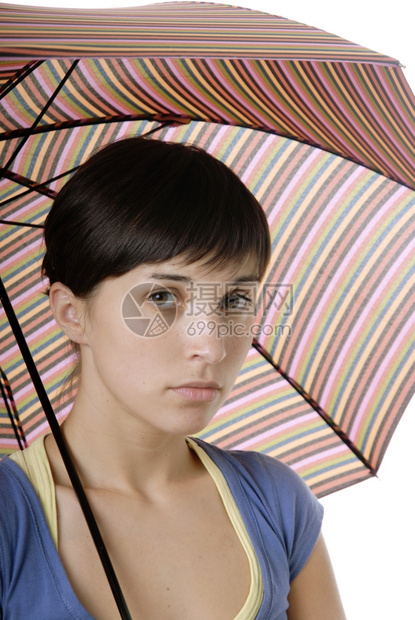 带着雨伞的黑发年轻女孩孤立在白色上图片