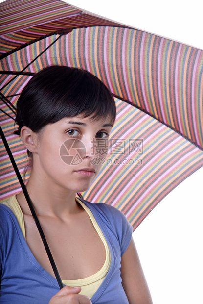 带着彩色雨伞的黑发女孩图片