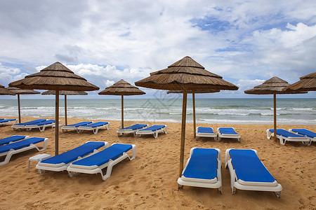 Algarve海滩Portugal海滩的雨伞图片
