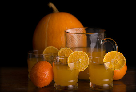 一杯美味的橙汁子和南瓜桌上工作室照片图片