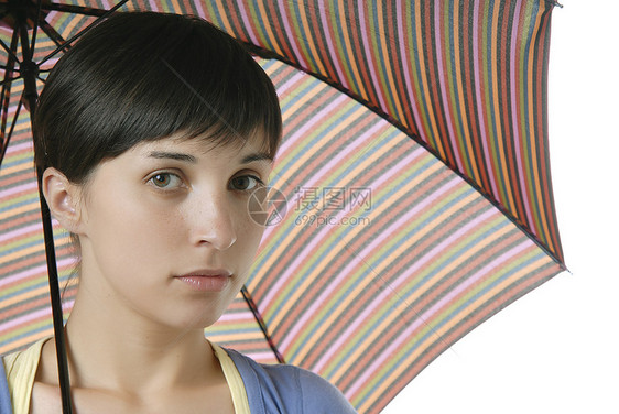 带雨伞的黑发女孩孤立无援图片