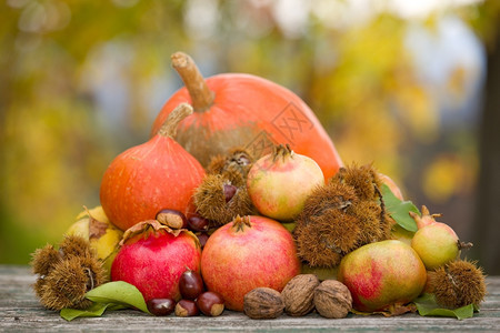 新鲜的秋天水果木桌上的图片