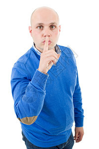 一位年轻的秃头男子用手指做一个静默势的肖像孤立在白色工作室背景上图片