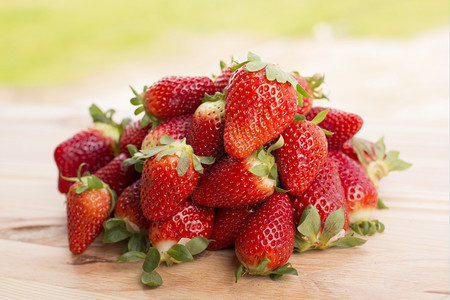 花园桌上的草莓户外照片图片