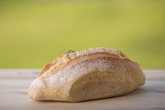 木制桌上的新鲜面包关于自然背景图片