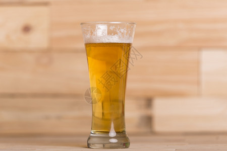 木制背景上的啤酒杯图片