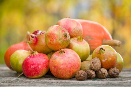 新鲜的秋天水果木桌上的图片
